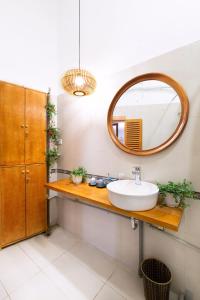 une salle de bain avec un lavabo et un miroir dans l'établissement Laca Homestay, à Hanoï