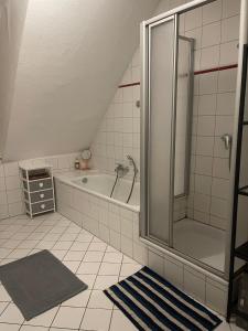 y baño con ducha y bañera. en Landgasthof im Schwarzwald ideal für Wanderer & Biker, en Pforzheim