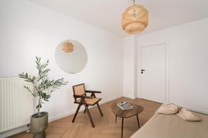 - un salon avec un lit et une chaise dans l'établissement Apartments Wroc'LOVE by me & Mosiężna & Free Garage & Self Check in 24H, à Wrocław