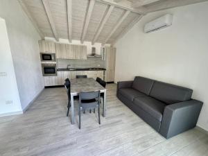 a living room with a table and a couch at Villetta 3 La Caletta in La Caletta