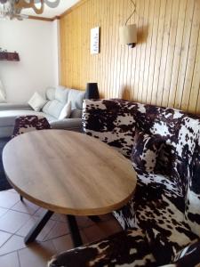 a living room with a table and a couch at Apartamento a pie de pista en edificio Enebro con parking in Sierra Nevada