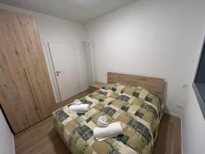 a bedroom with a bed with towels on it at Appartamento Chalet Bernardi in Caderzone