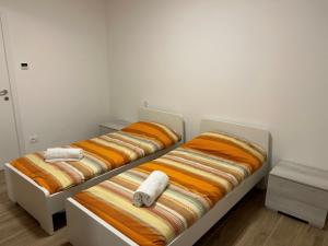 two beds sitting next to each other in a room at Appartamento Chalet Bernardi in Caderzone
