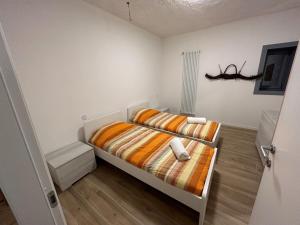 ein kleines Schlafzimmer mit zwei Betten darin in der Unterkunft Appartamento Chalet Bernardi in Caderzone