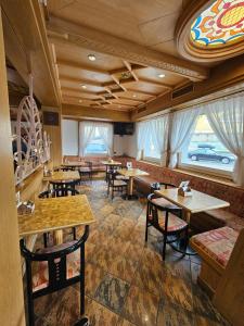 ein Restaurant mit Tischen und Stühlen in einem Raum in der Unterkunft Hotel Ideal in Sarche di Calavino