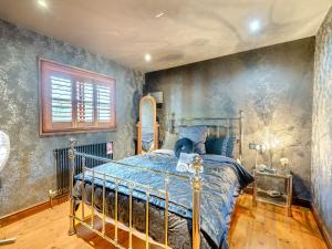 a bedroom with a metal bed in a room at Bluebell Lodge - Uk46412 in Burgh le Marsh