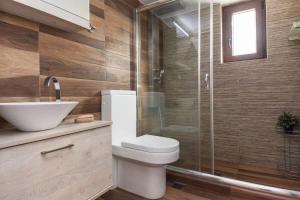 Et badeværelse på Modern Luxury 2 Bedroom Apt in Agios Dimitrios