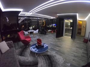 uma sala de estar com um sofá e um chapéu sobre uma mesa em Penthouses & Suites em Bogotá