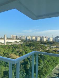 balcón con vistas a la ciudad en Suite Rio stay, en Río de Janeiro