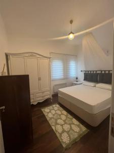 מיטה או מיטות בחדר ב-Fethiye Yeşilüzümlü 3+1 Villa
