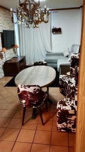 a living room with a table and chairs and a couch at Apartamento a pie de pista en edificio Enebro con parking in Sierra Nevada