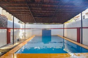 uma piscina numa casa com tecto em EMPYREAN STAY II SUNFLOWER VILLA ll 3BHK ll AC ll INDOOR POOL II LUXURY II em Lonavala