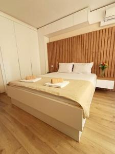 een slaapkamer met een groot bed met twee borden erop bij Cozy and Stylish Apartament in Stara Zagora