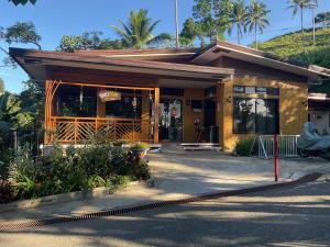 Aguanga Cabin at Threesome Cafe في مدينة سيبو: متجر أمام مبنى به زهور