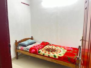 een bed met een kleurrijke deken erop in een kamer bij Glen Brook Home Stay in Munnar