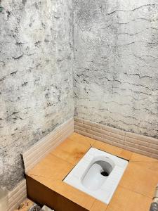 een badkamer met een wit toilet op de vloer bij Glen Brook Home Stay in Munnar