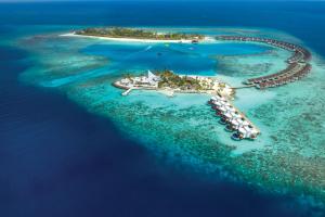 een eiland in de oceaan met een resort bij OBLU SELECT Sangeli - Premium All Inclusive with Free Transfers in North Male Atoll