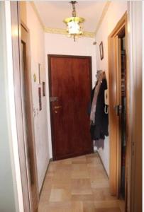 um corredor com uma porta castanha e um hallwayngth em Guardavalle em Chiomonte