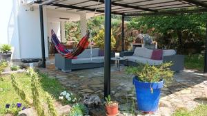 un patio con 2 sofás y una hamaca en Argiazblai en Plentzia