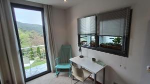 Habitación con escritorio y ventana con vistas. en Argiazblai, en Plentzia