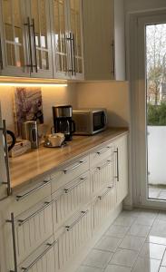 uma cozinha com um micro-ondas num balcão de madeira em Cosy Home auf Zeit em Nurembergue