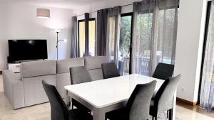 sala de estar con mesa blanca y sillas en Living Relax Apartment, en Funchal