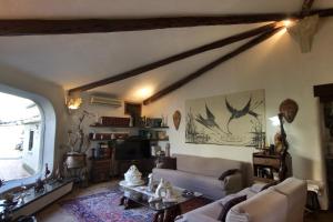 ein Wohnzimmer mit Sofa und Tisch in der Unterkunft Domuseo in Quartucciu