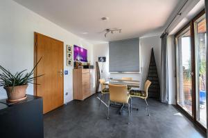 eine Küche und ein Esszimmer mit Tisch und Stühlen in der Unterkunft Breubergblick, Stylisches Apartment in Breuberg in Breuberg