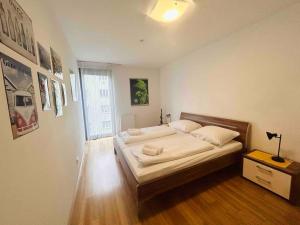 ein Schlafzimmer mit einem großen Bett mit weißer Bettwäsche in der Unterkunft Comfortable living in our spacious home in Wien