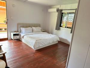 Phumĭ Kaôh Rŏng的住宿－Koh RhongSunshine Resort，一间卧室配有一张床,铺有木地板