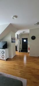 ein leeres Wohnzimmer mit Hartholzboden in der Unterkunft Lägenhet i villa in Bålsta