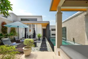 una imagen de una casa con piscina en The Seiryu Boutique Bali Villas, en Seminyak