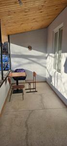 un patio con mesa, banco y ventana en OLD MANGLISI, en Manglisi