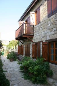 a building with a balcony on the side of it at Eveleos Country House in Tochni