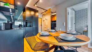 comedor con mesa y sillas en la cocina en Apartament Foggy Summit, en Świeradów-Zdrój