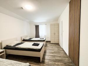 Posteľ alebo postele v izbe v ubytovaní Apartmány Plzeň Zábělá 69