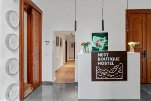 einen Flur mit einem ersten Hüpfhausschild an einer Wand in der Unterkunft Nest Boutique Hostel in Bukarest