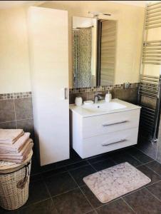 uma casa de banho com um lavatório branco e um espelho. em Appartamento vista mare a Trebisacce em Trebisacce