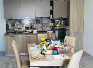 uma cozinha com uma mesa com comida em Appartamento vista mare a Trebisacce em Trebisacce