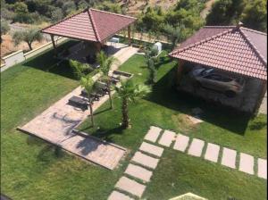 an aerial view of a house with a car in the yard at Appartamento vista mare a Trebisacce in Trebisacce