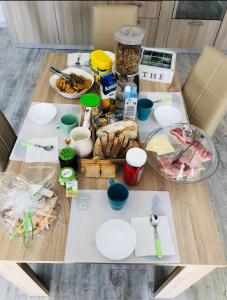 una tavola con prodotti alimentari e altri prodotti di Appartamento vista mare a Trebisacce a Trebisacce