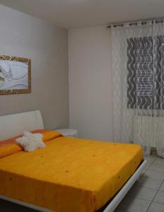 - une chambre avec un grand lit et une couverture jaune dans l'établissement My Real Dream, à Melendugno