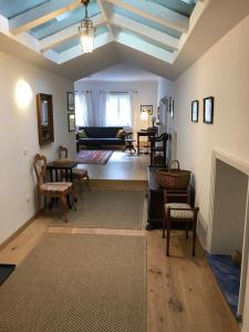 梅爾克的住宿－Schön wohnen beim Stift，一间带格子天花板的客厅和一间带壁炉的客厅。