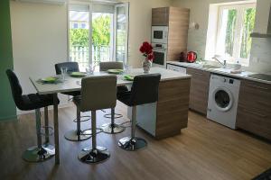 uma cozinha com uma mesa e cadeiras numa cozinha em Revigora em Vienne