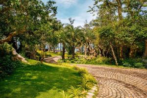 Ein Garten an der Unterkunft Ocean Bay Resort & Spa Phu Quoc