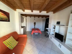 ein Wohnzimmer mit einem Sofa und einem Tisch in der Unterkunft Garda Moon Flats in Costermano sul Garda