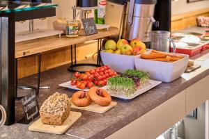 eine Theke mit verschiedenen Obst- und Gemüsearten in der Unterkunft Hotel am See in Regensburg