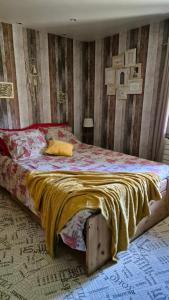 Dormitorio con cama con almohada amarilla en Comme à la maison, chambres au calme en Verrens-Arvey