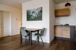 eine Küche mit einem Tisch und Stühlen im Zimmer in der Unterkunft Gropius in Dessau