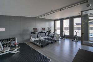 un gimnasio con varias cintas de correr y máquinas de ejercicio en Modern Airy 2-bedroom Los Dolses Villamartin, en Los Dolses